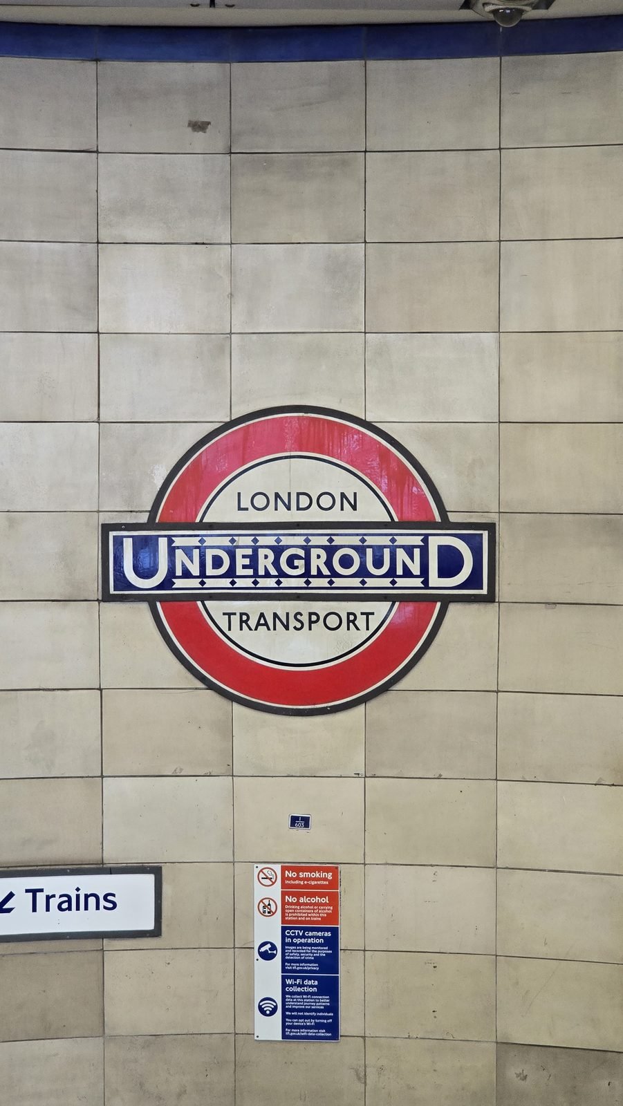 Cartel circular del London Underground en la pared de una estación del metro de Londres