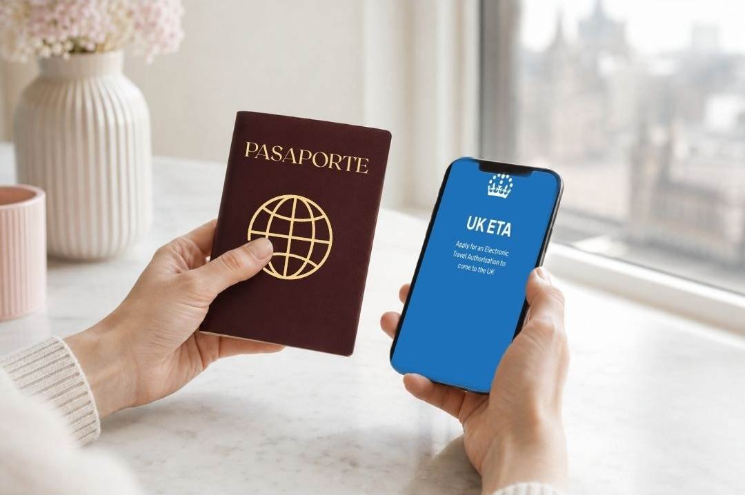 Familia latina revisando los requisitos de la ETA para el Reino Unido antes de viajar a Londres