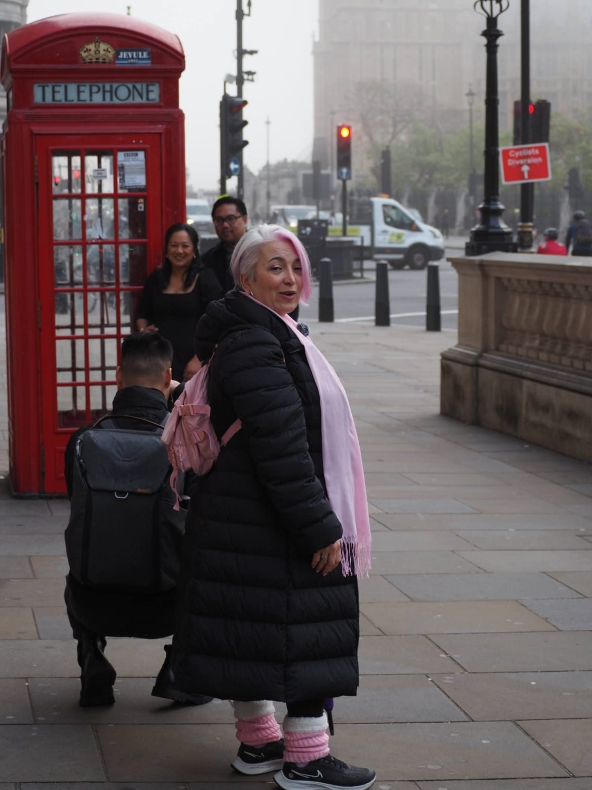Mar frente a una cabina telefónica roja de Londres, guía del tour privado por Londres en español
